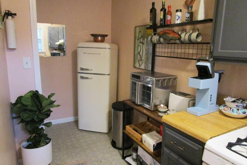 Апартаменты Boho-Chic Retreat - Unit 3 Блумингтон Экстерьер фото